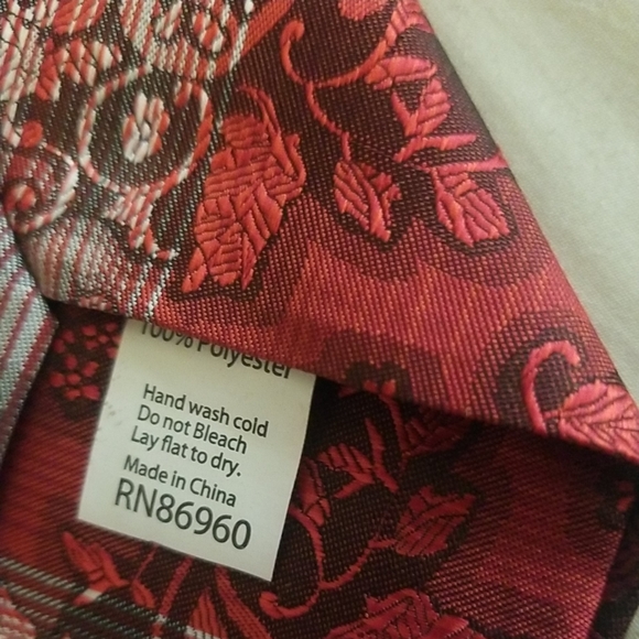 Carolina Bay Men's Red/Maroon/White Paisley Tie – Pre-owned, Excellent Condition - Picture 3 of 3